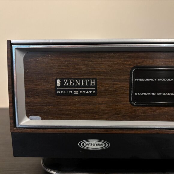 Vintage Zenith K421W AM/FM Solid State Radio – Woodgrain Mid-Century Receiver - Picture 8 of 9
